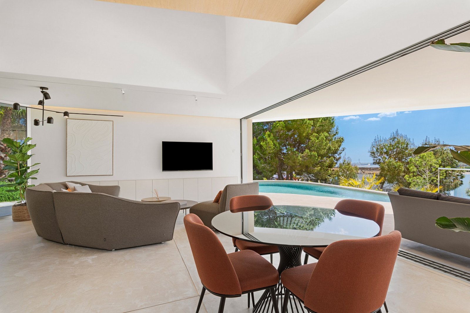 Designvilla mit Untergeschoss & eigenem Pool