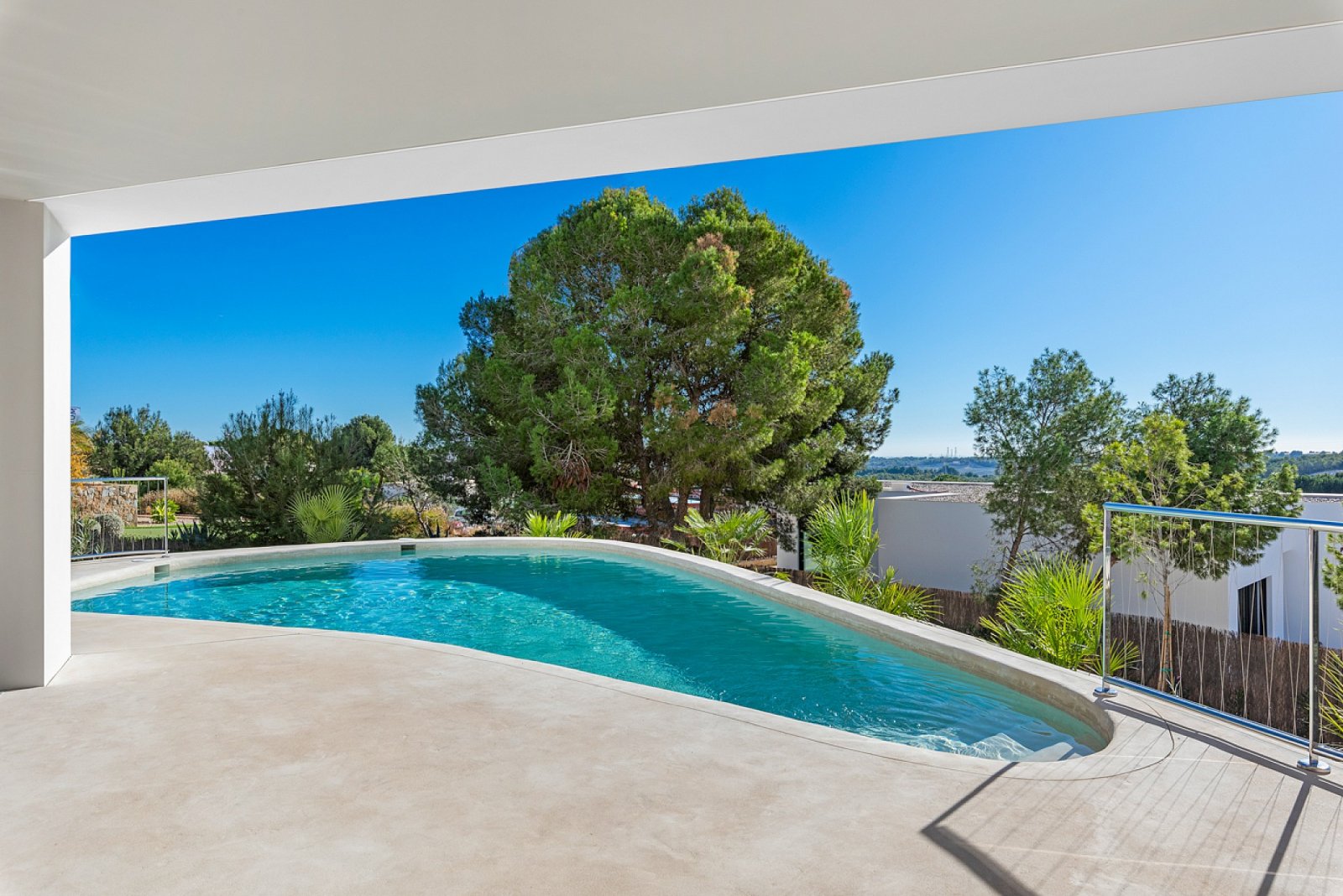 Designvilla mit Untergeschoss & eigenem Pool