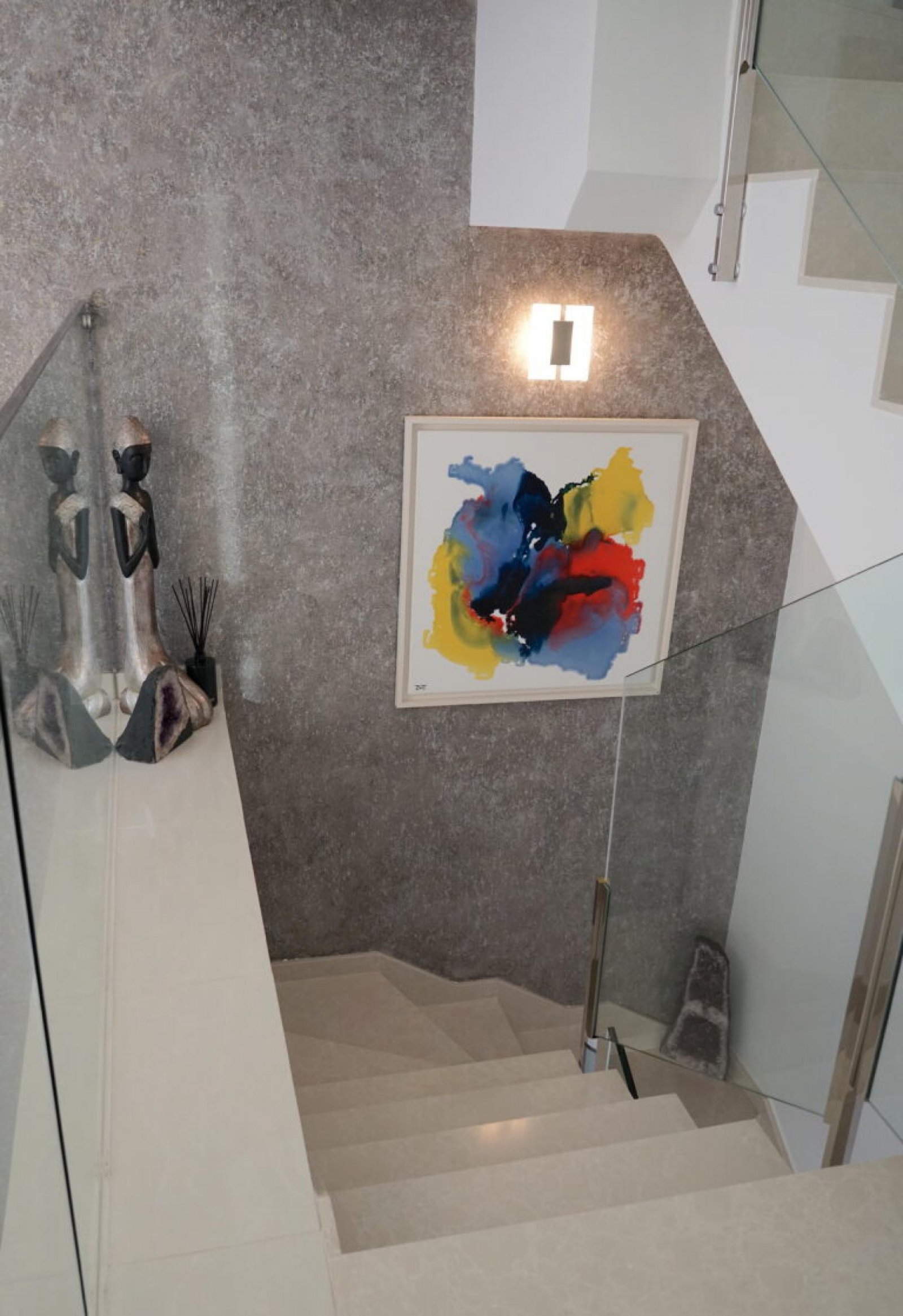 Moderne Villa mit Wasserfall-Pool und Solarium