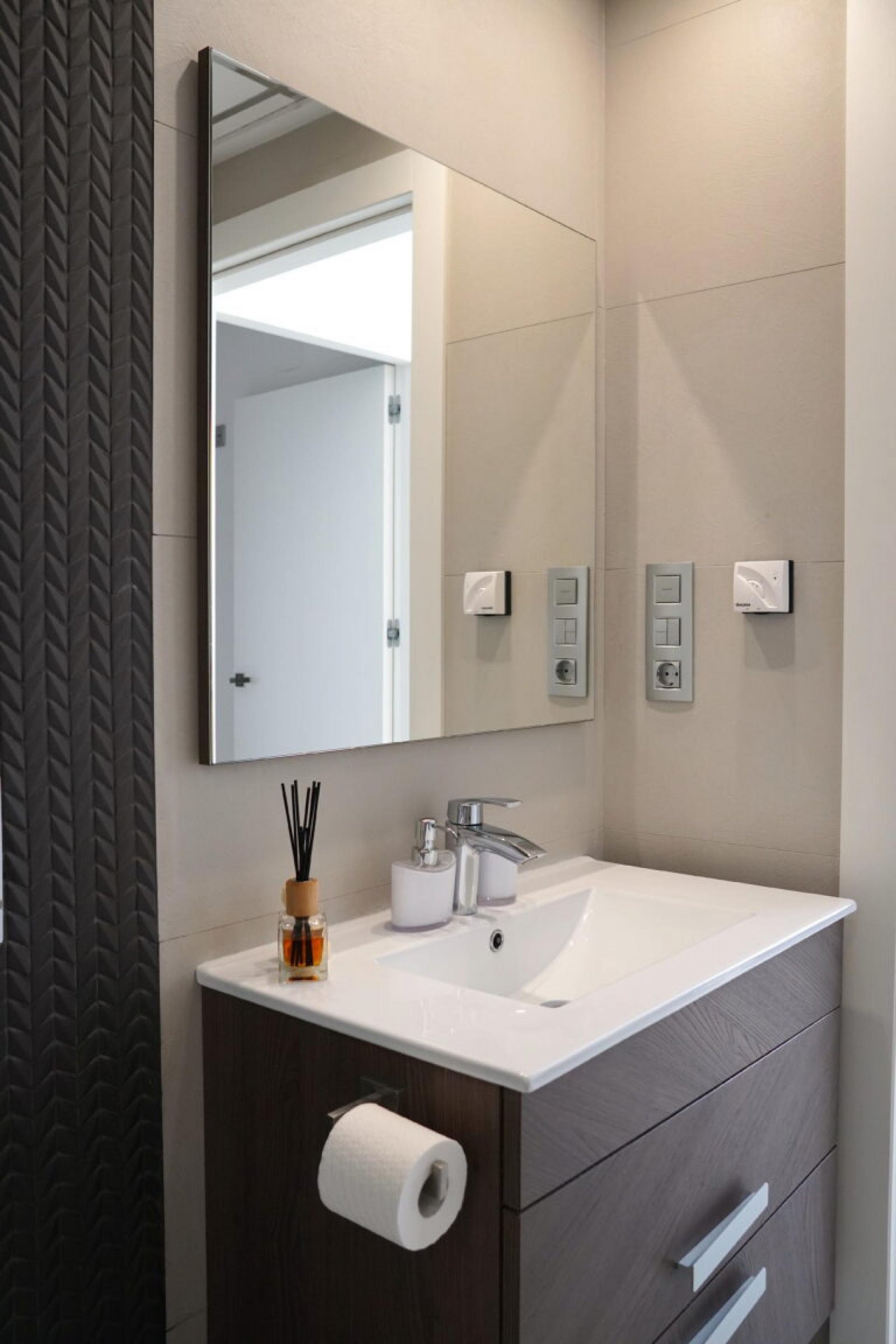 Moderne Villa mit Wasserfall-Pool und Solarium