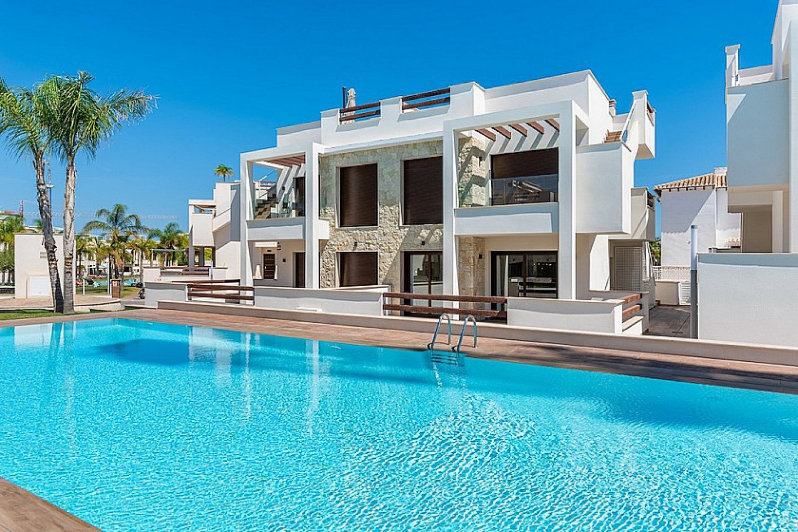 Torrevieja: Schönes Apartment mit privatem Garten, 2 Schlafzimmern und Poolnutzung 