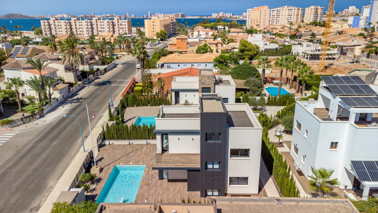 Exklusive Neubauvilla – Stil, Komfort und Pool