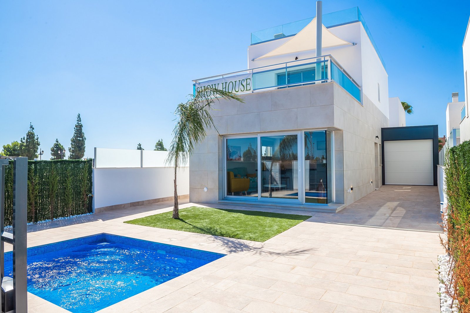 Los Alcazares: Moderne Villa mit Privatpool und Garage in Los Alcázares 