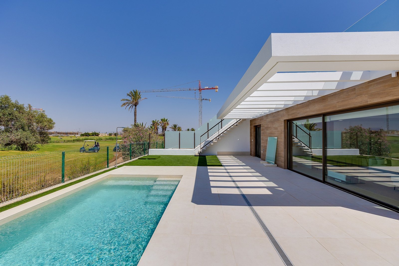 Los Alcazares: Hochwertige Villa mit Privatpool, Garage und 4 Schlafzimmern 
