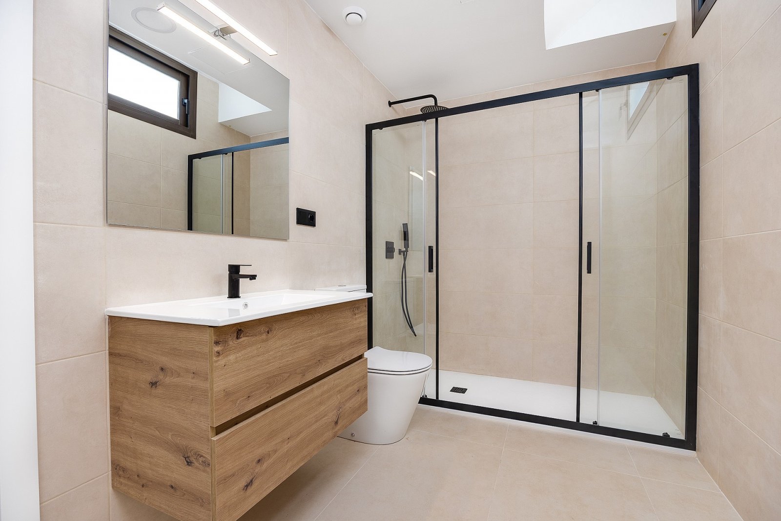 Hochwertige Villa mit Privatpool, Garage und 4 Schlafzimmern