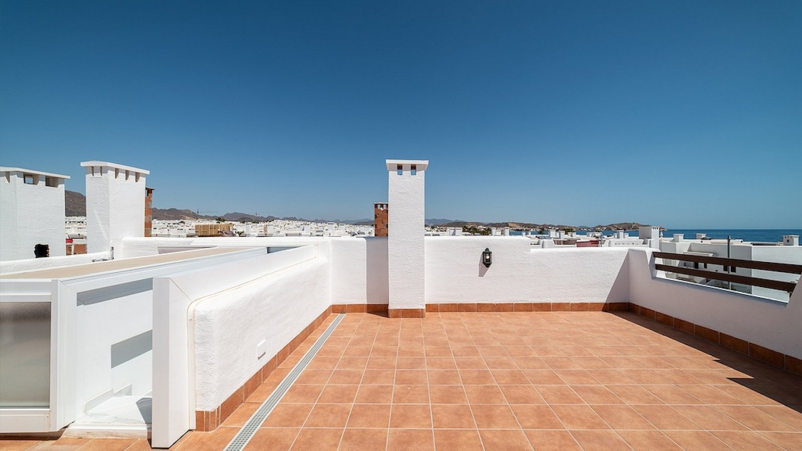 Mediterranes Wohnen mit Pool, Solarium & Panoramablick