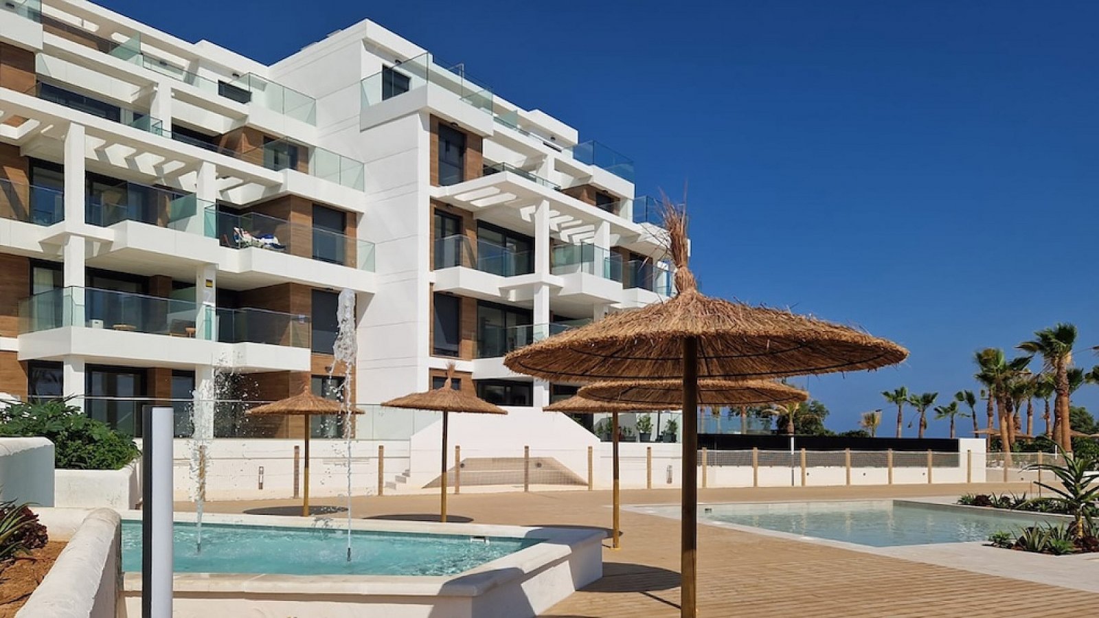 Denia: Moderne Meerblick-Apartments mit Garten und Pool 