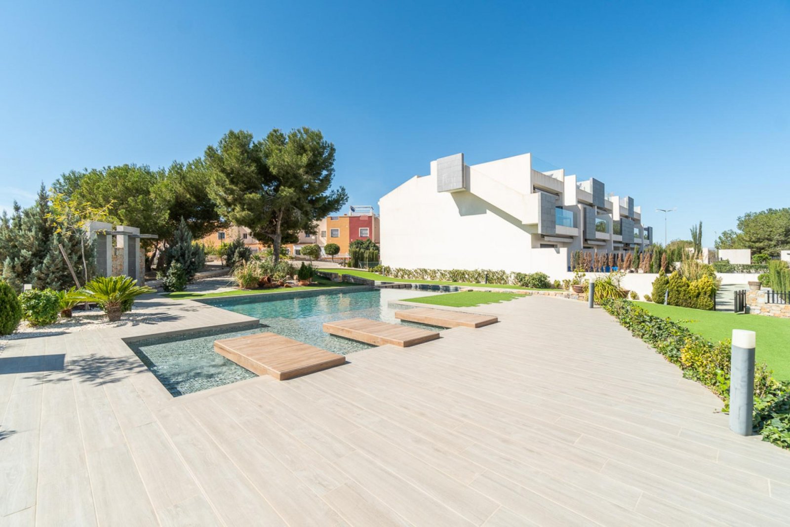 Neubau-Apartment mit Garten und Gemeinschaftspool