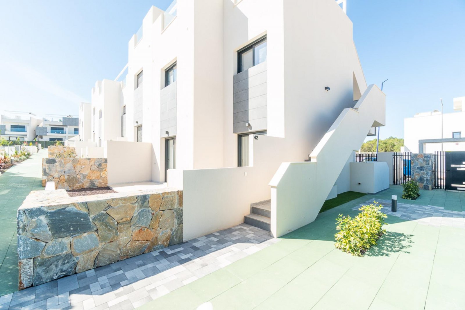 Neubau-Apartment mit Garten und Gemeinschaftspool