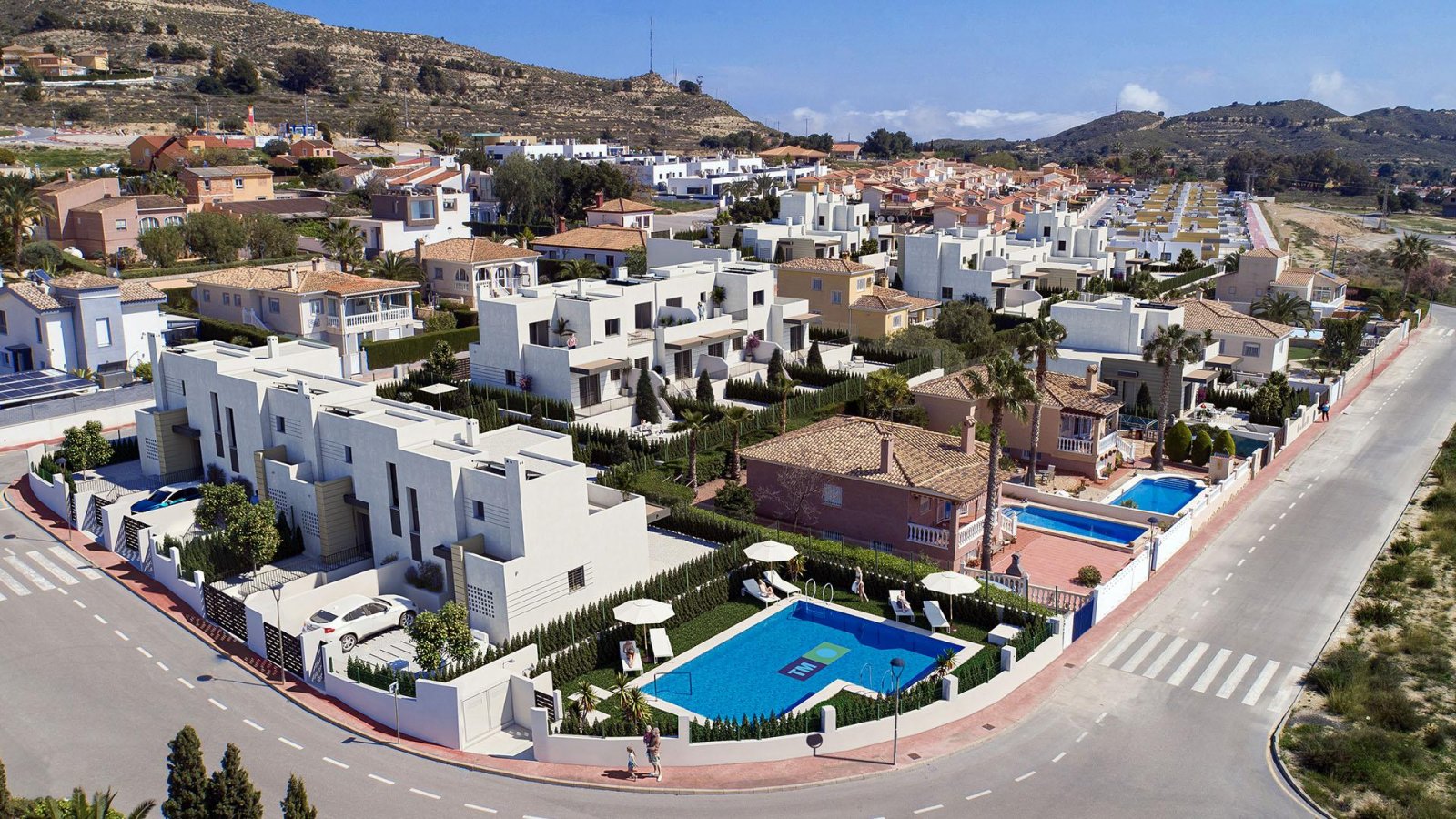 Moderne Reihenhaus-Villa mit 3 Schlafzimmern, 2 Bädern, Gemeinschaftspool und eigenem Parkplatz