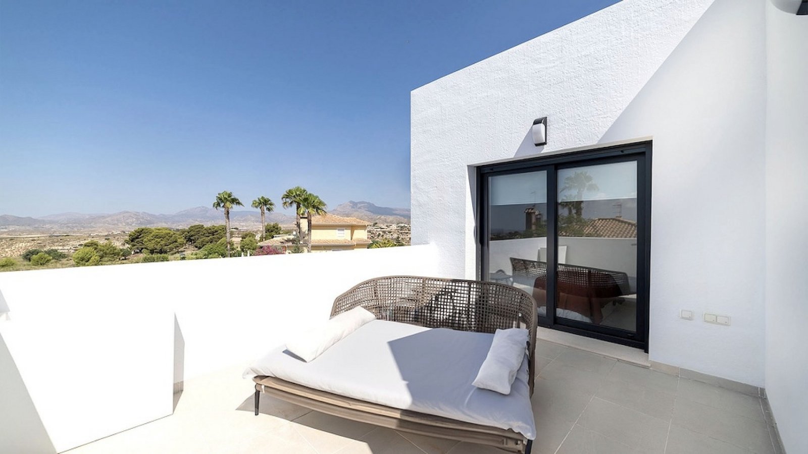 Moderne Reihenhaus-Villa mit 3 Schlafzimmern, 2 Bädern, Gemeinschaftspool und eigenem Parkplatz