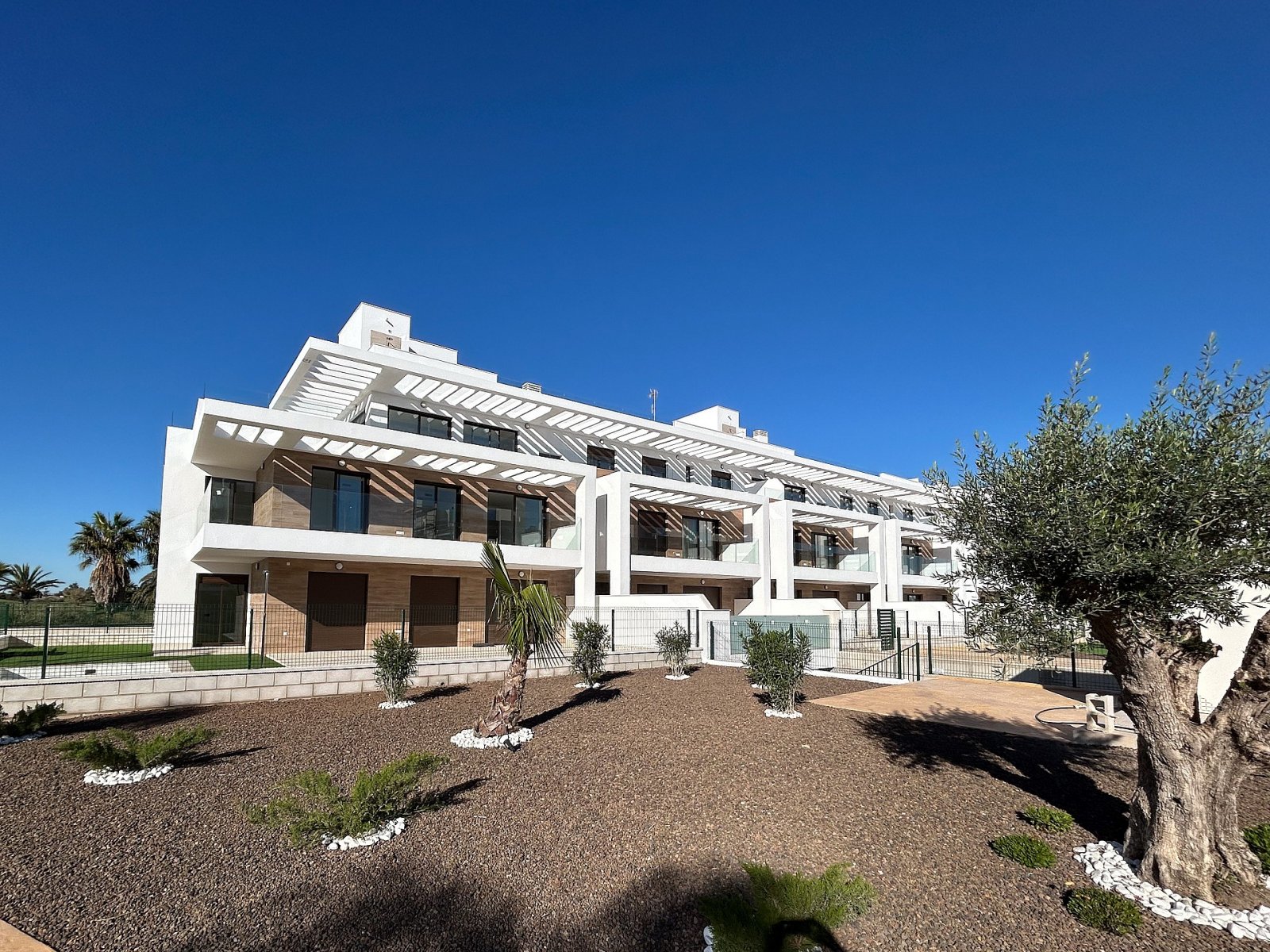 Los Alcazares: Modernes Gartenapartment mit Gemeinschaftspool 