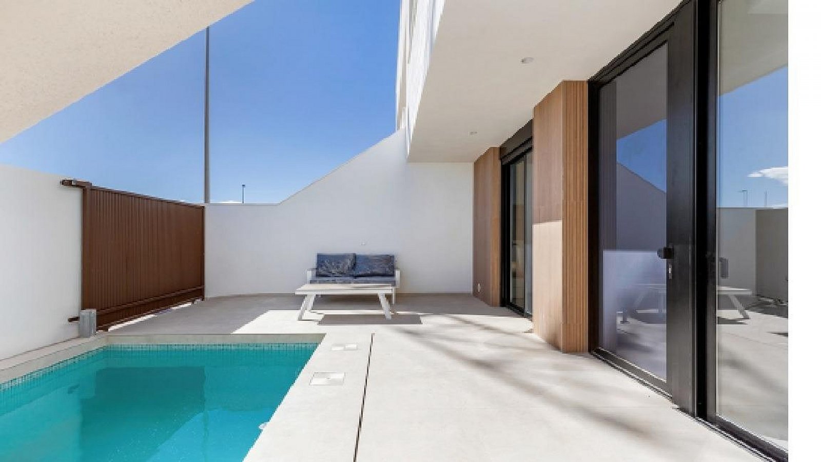 Modernes Apartment mit Solarium und Pool