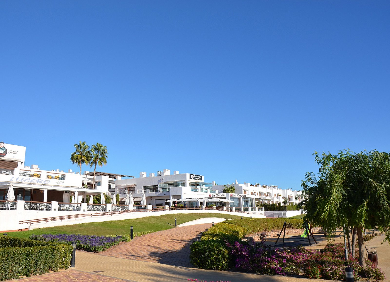 Stilvolles Wohnen mit Terrasse und Pool