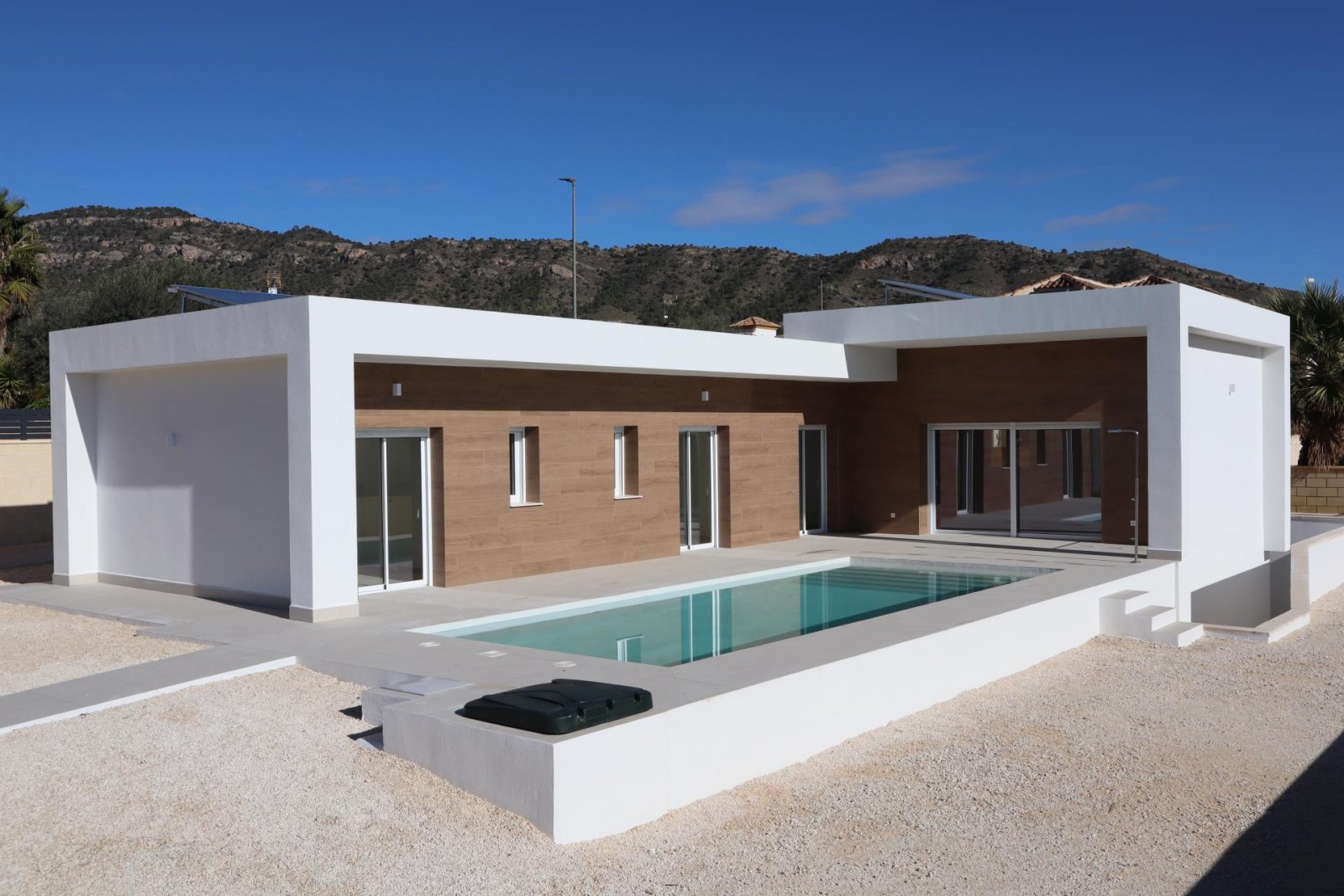 La Romana: Moderne Neubau-Villa mit Pool & Traumgrundstück 