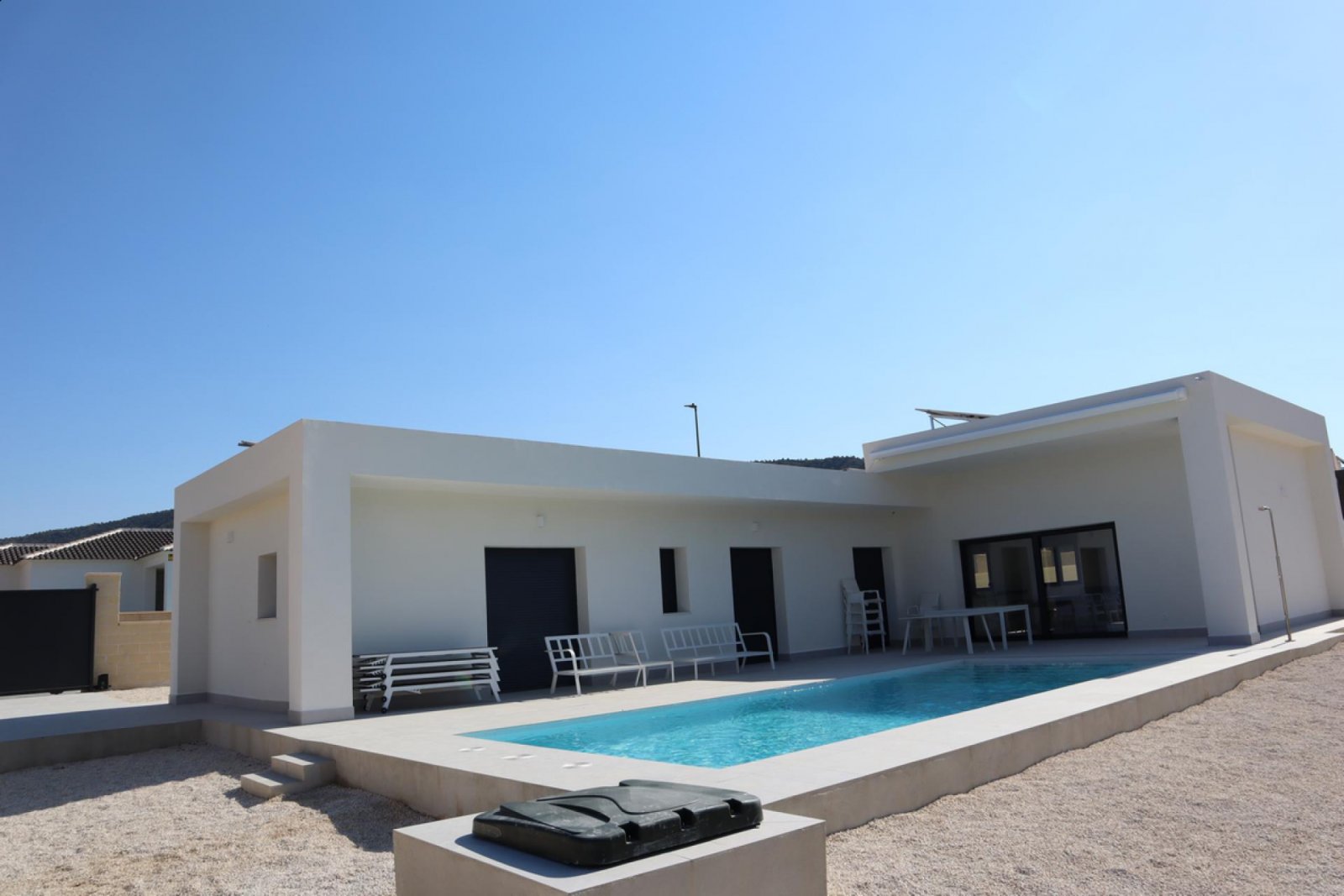 Moderne Neubau-Villa mit Pool & Traumgrundstück