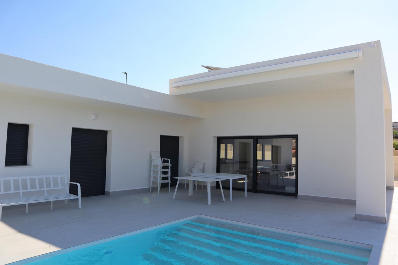 Moderne Neubau-Villa mit Pool & Traumgrundstück