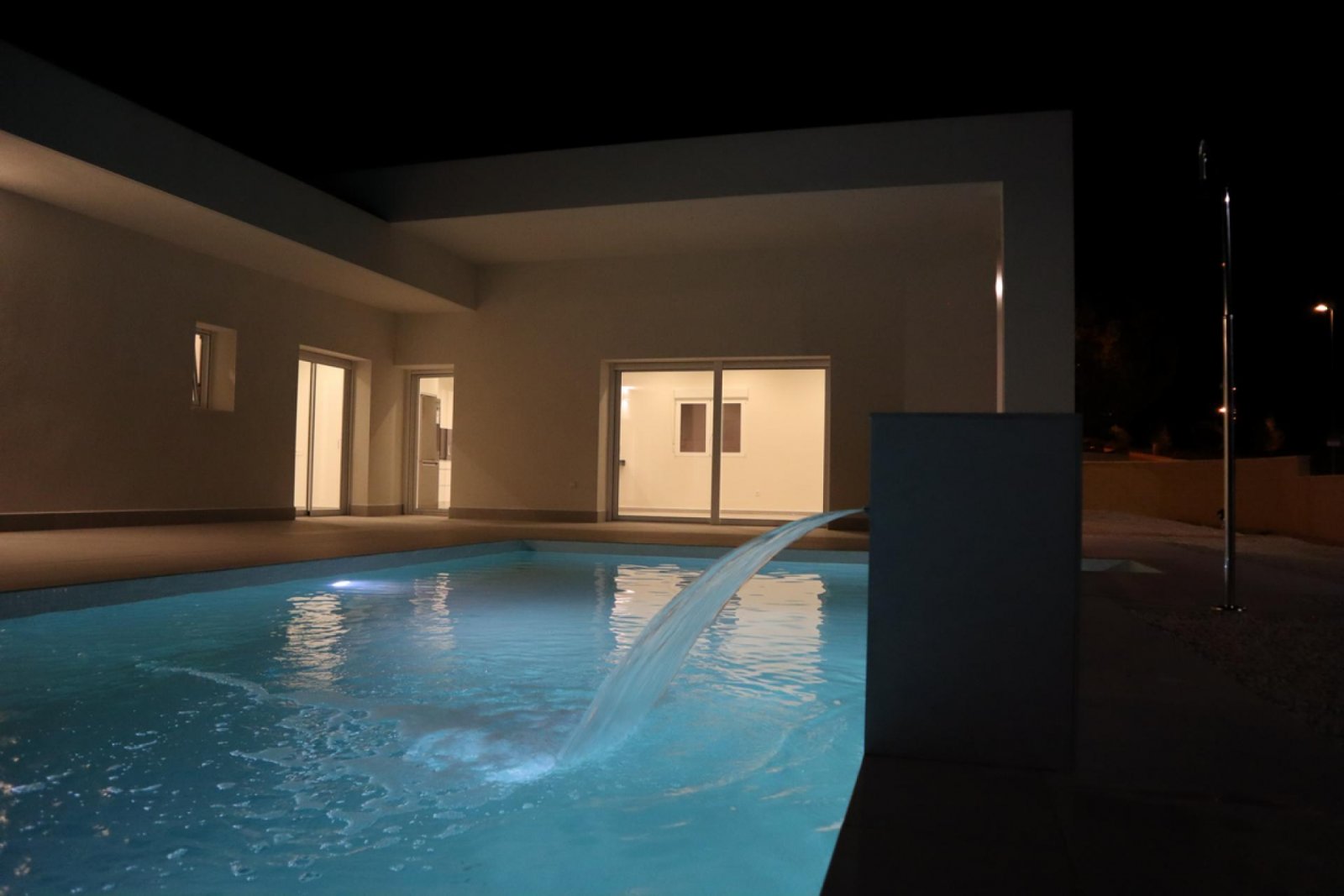 Moderne Neubau-Villa mit Pool & Traumgrundstück