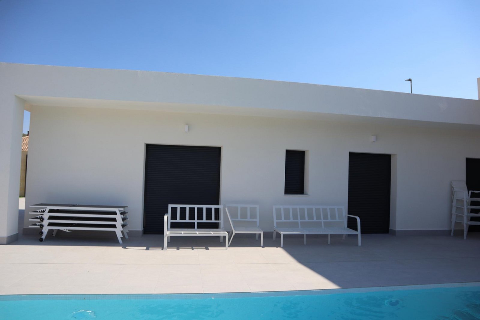 Moderne Neubau-Villa mit Pool & Traumgrundstück