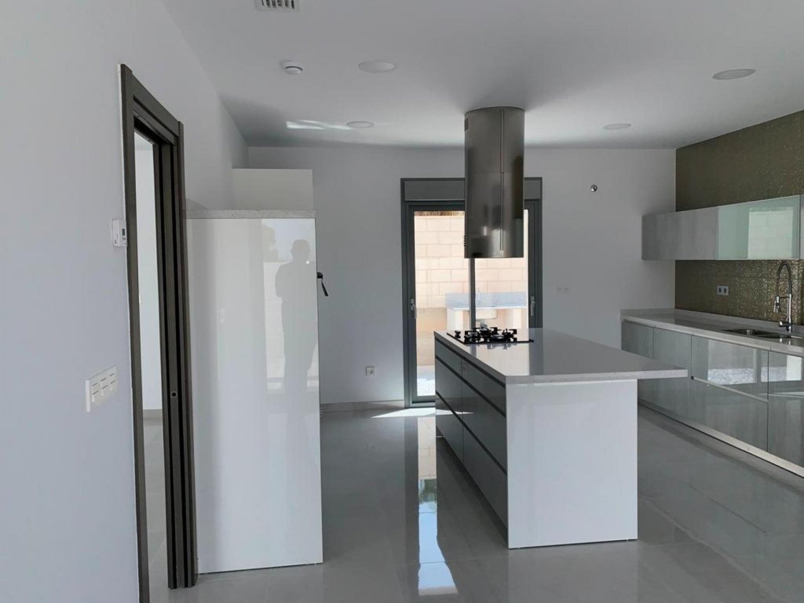 Stilvolle Neubauvilla mit Pool & Grundstück
