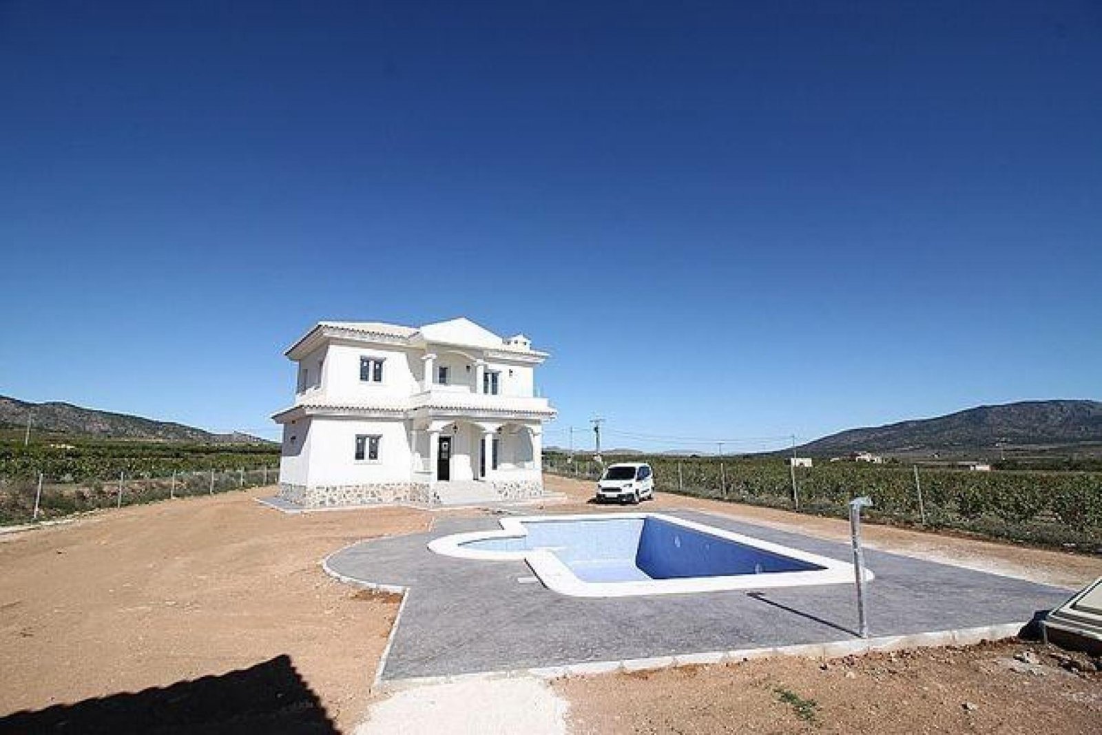 Pinoso: Maßgeschneiderte Villen mit Pool und Gästehaus in Alicante 