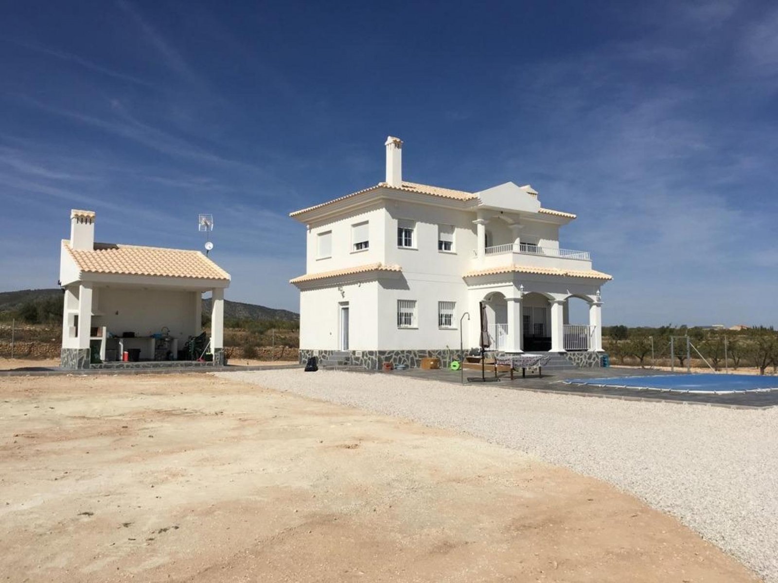 Maßgeschneiderte Villen mit Pool und Gästehaus in Alicante
