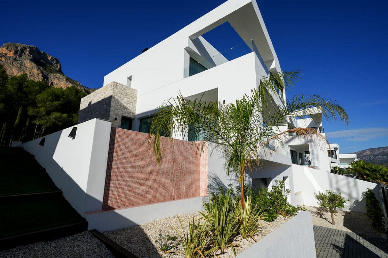 Moderne Villa mit Pool, Garage und erstklassiger Lage