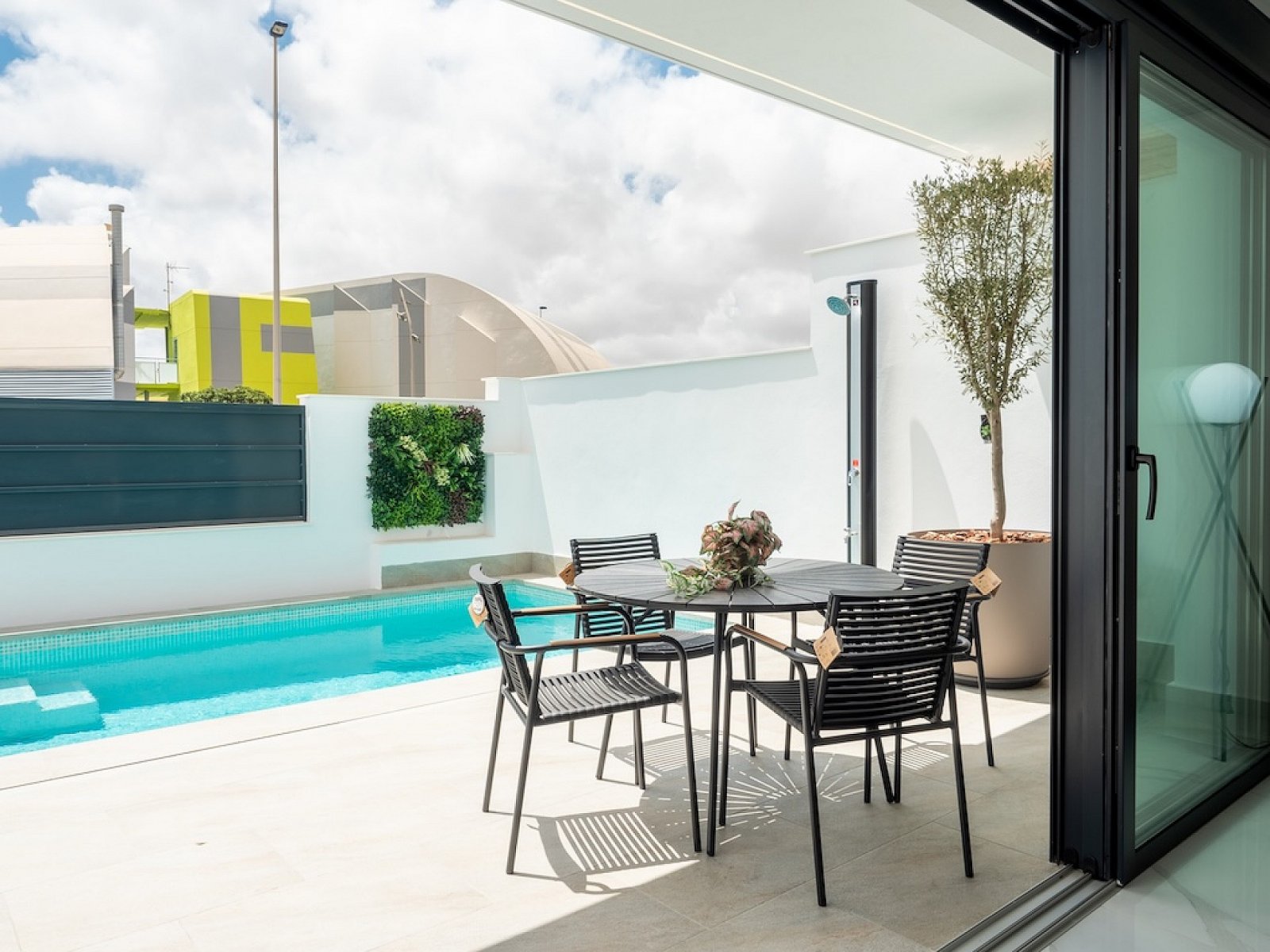 Mediterrane Villen mit privatem Pool in Strandnähe