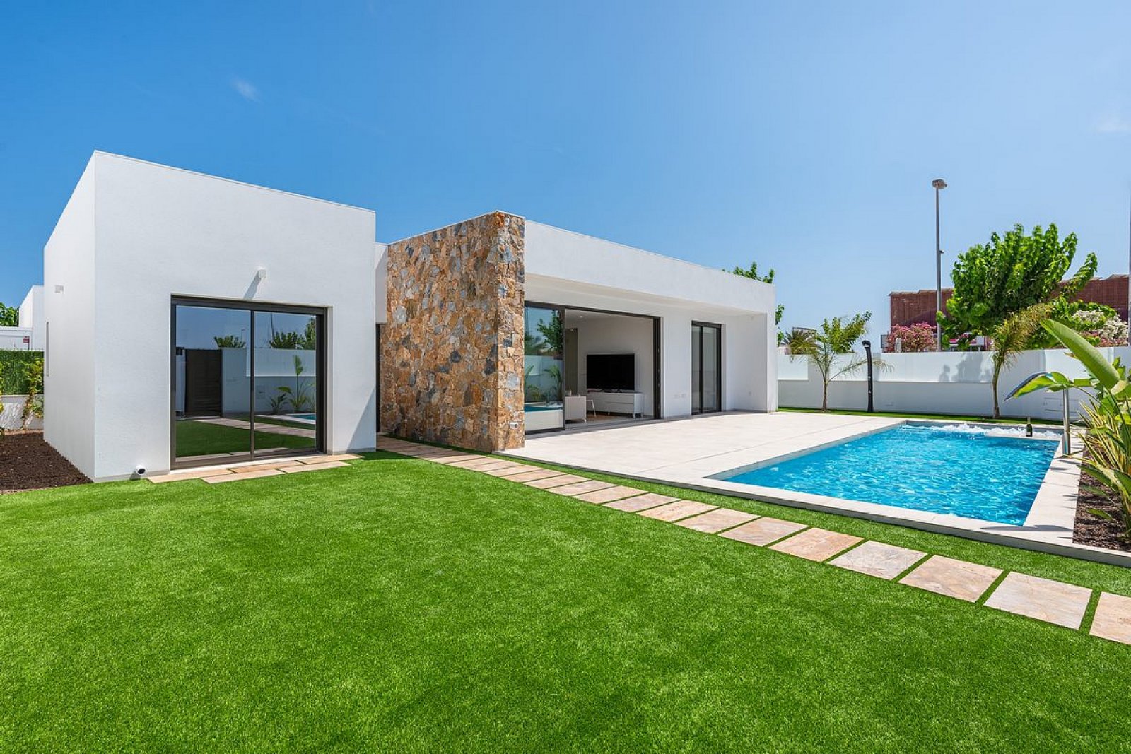 Los Alcazares: Moderne Villa mit Pool auf eigenem Grundstück 