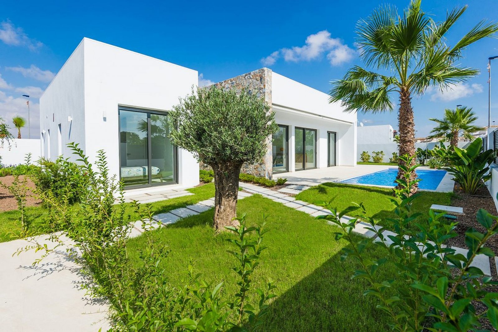 Moderne Villa mit Pool auf eigenem Grundstück