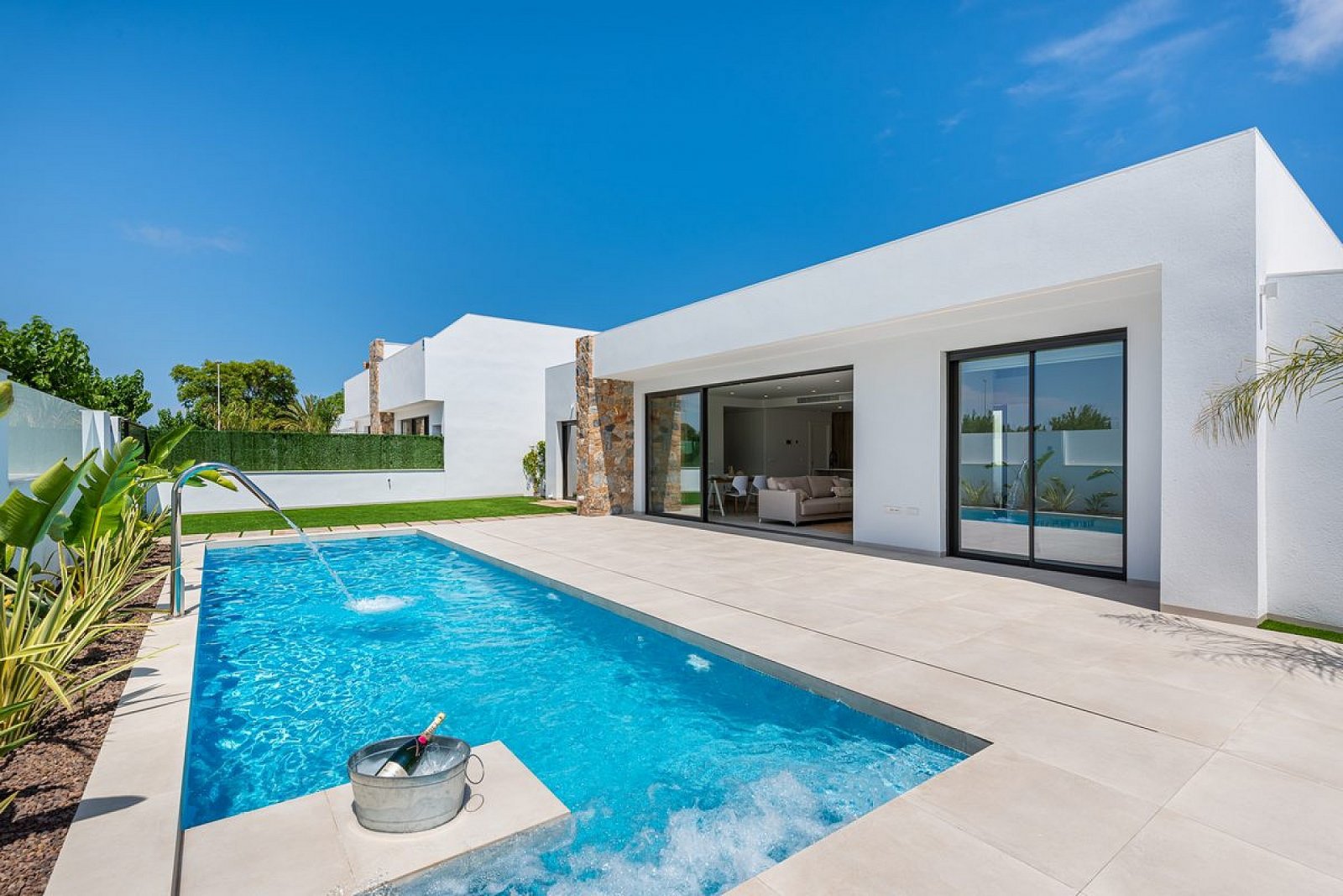 Moderne Villa mit Pool auf eigenem Grundstück