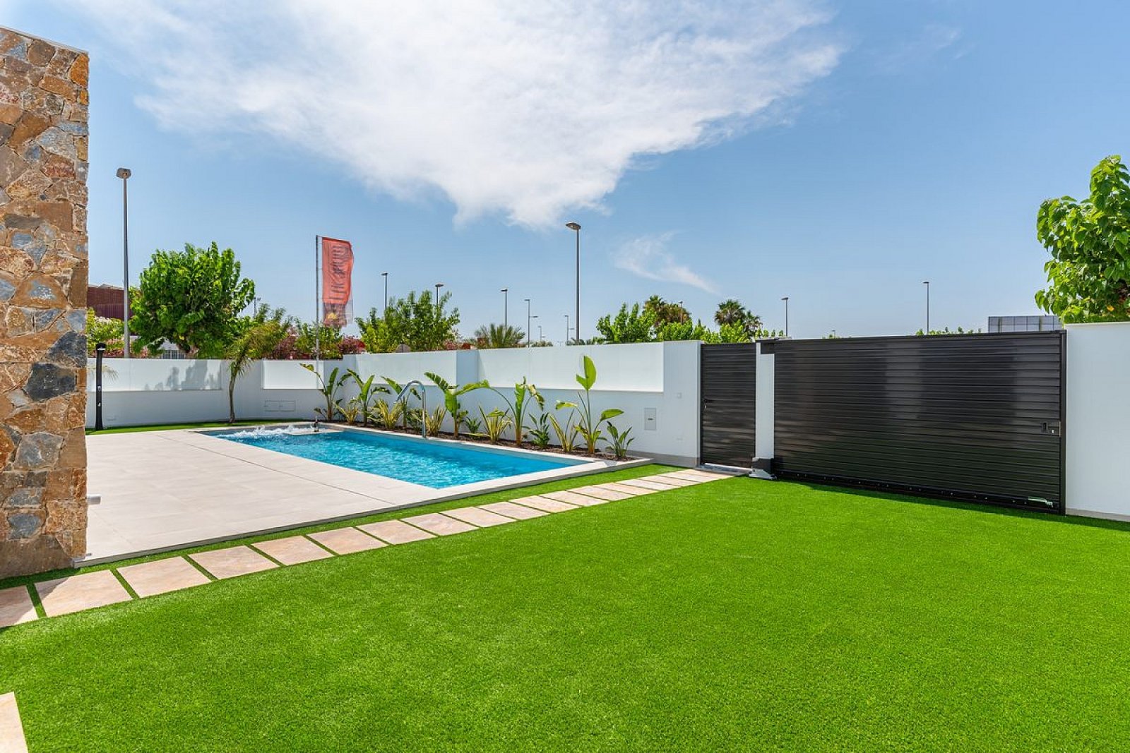 Moderne Villa mit Pool auf eigenem Grundstück