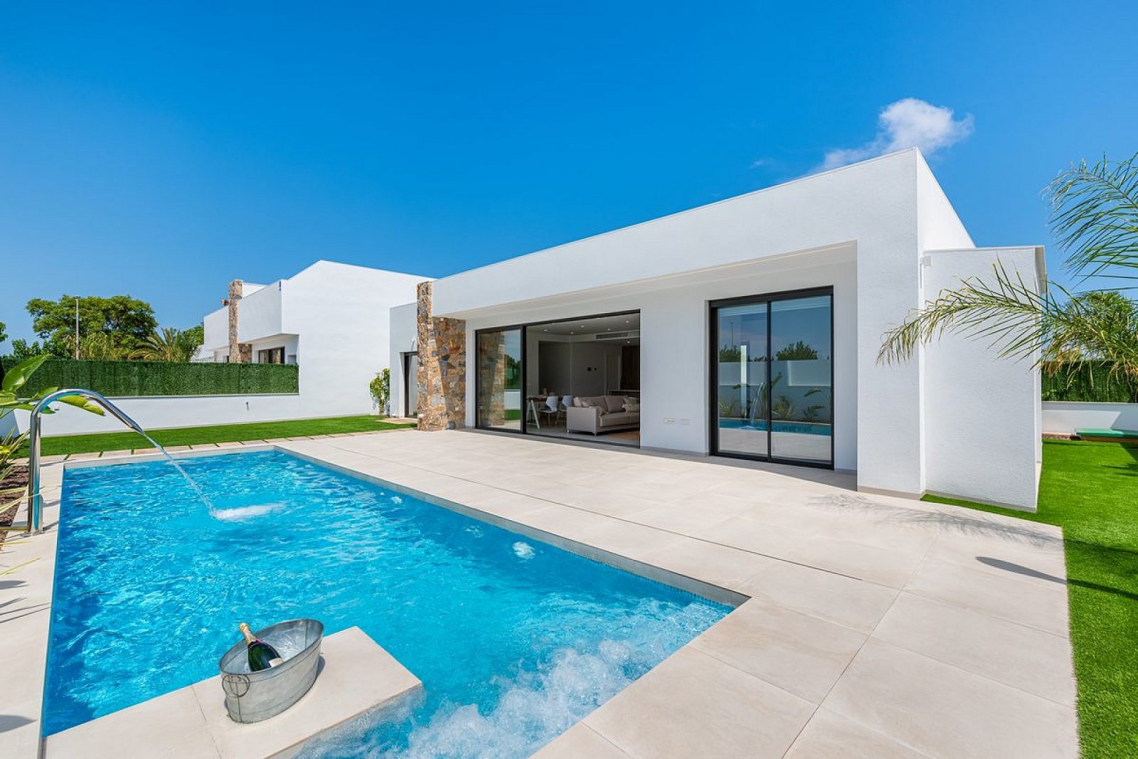 Moderne Villa mit Pool auf eigenem Grundstück