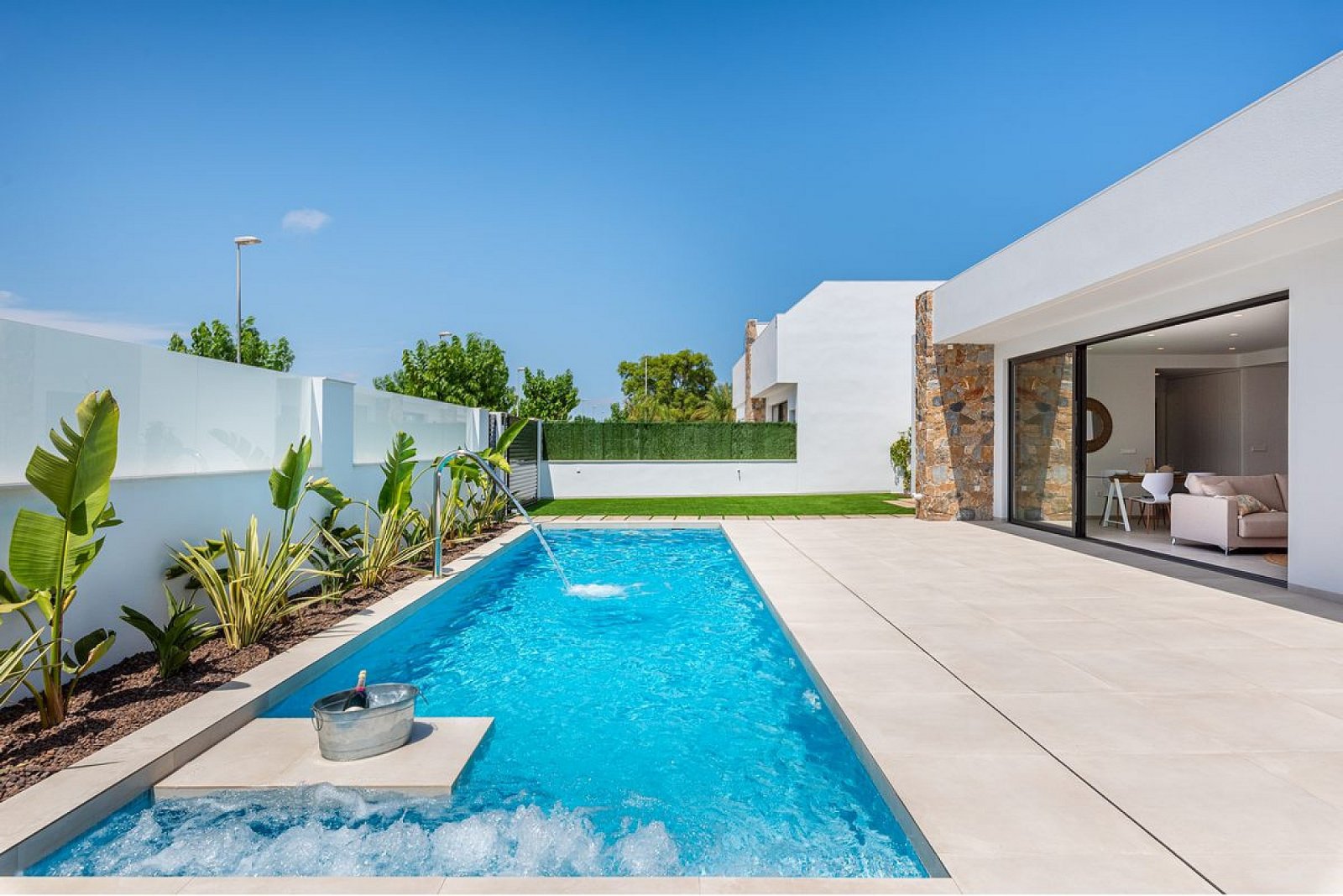Moderne Villa mit Pool auf eigenem Grundstück