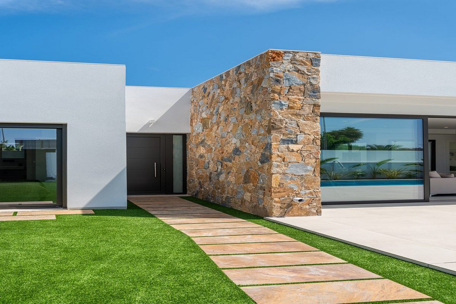 Moderne Villa mit Pool auf eigenem Grundstück
