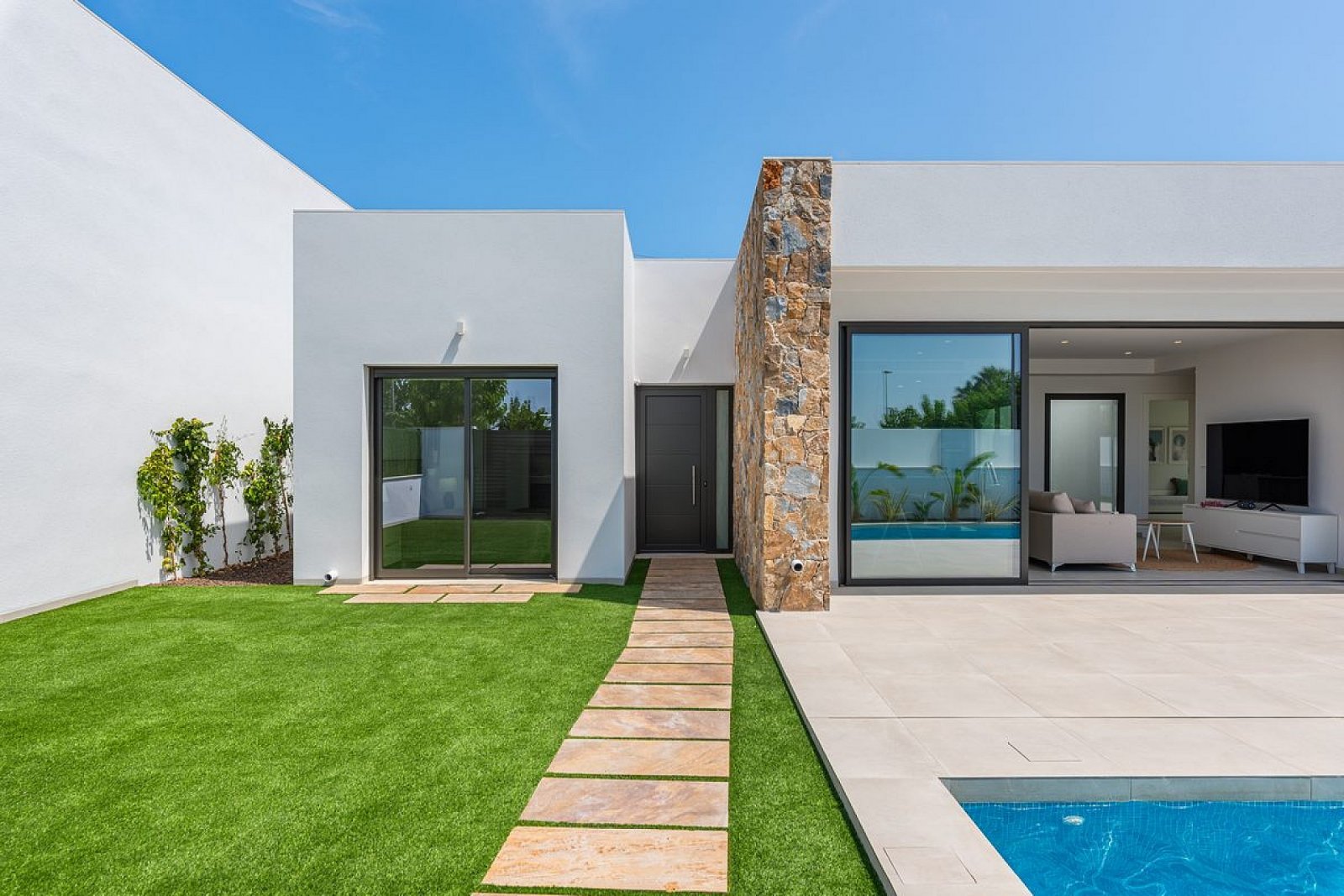 Moderne Villa mit Pool auf eigenem Grundstück