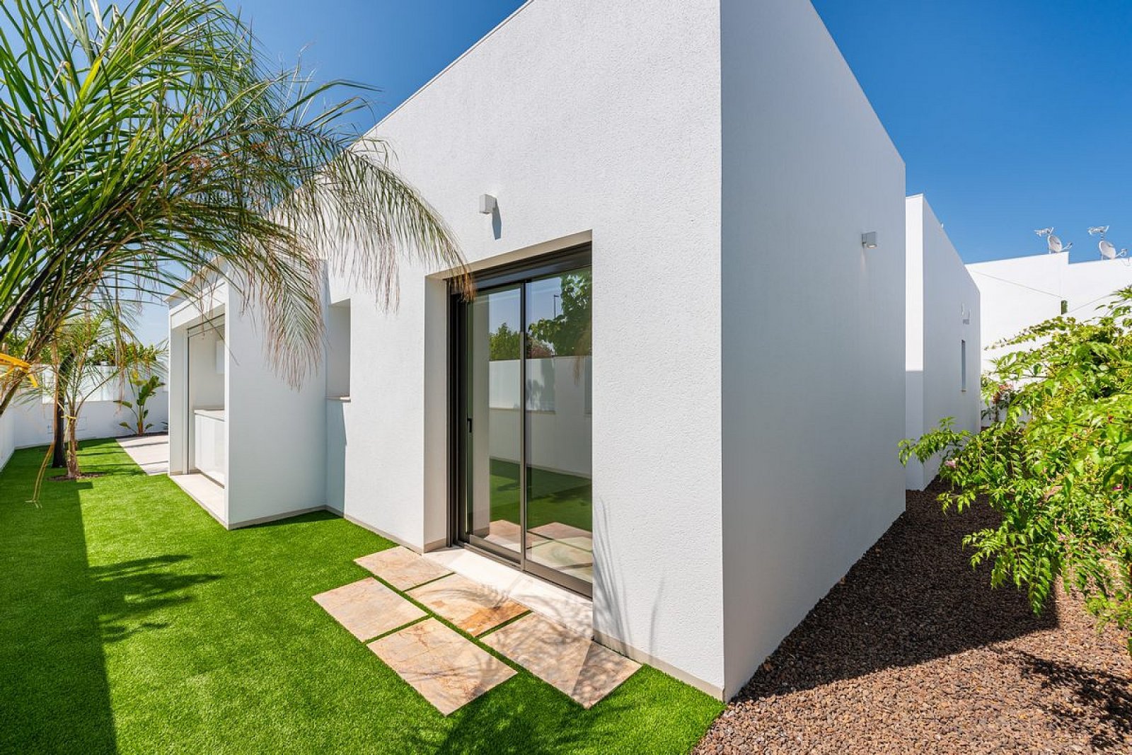 Moderne Villa mit Pool auf eigenem Grundstück