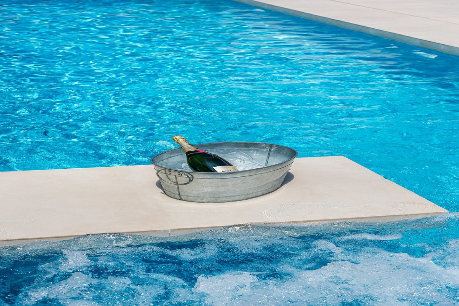 Moderne Villa mit Pool auf eigenem Grundstück