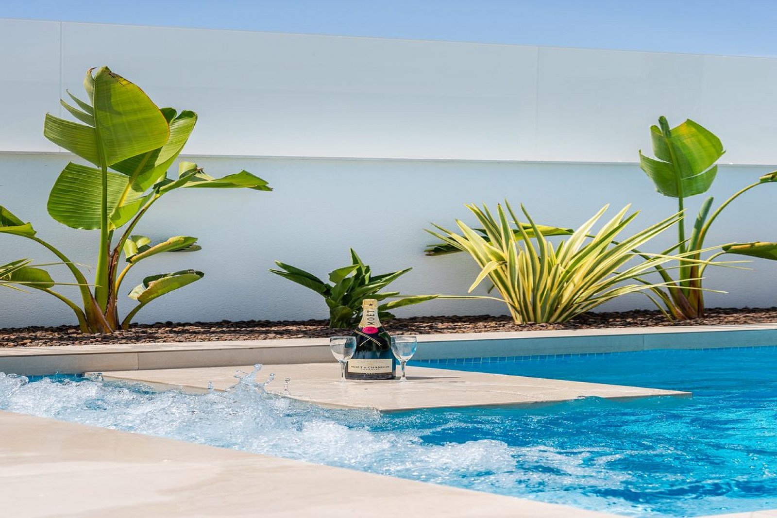 Moderne Villa mit Pool auf eigenem Grundstück