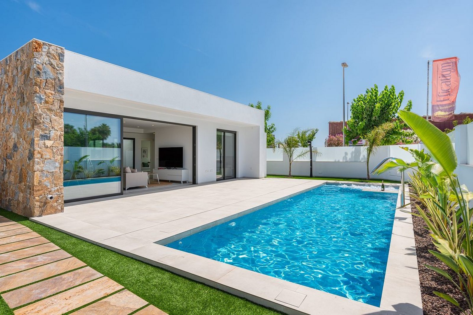 Moderne Villa mit Pool auf eigenem Grundstück