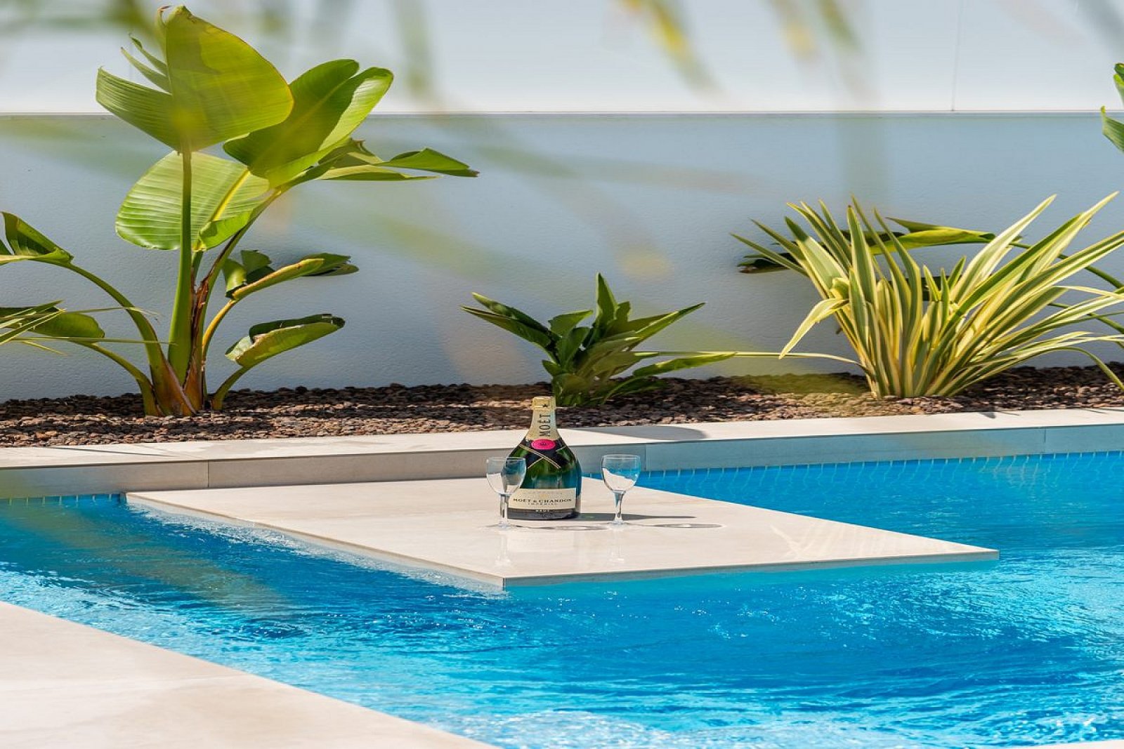 Moderne Villa mit Pool auf eigenem Grundstück