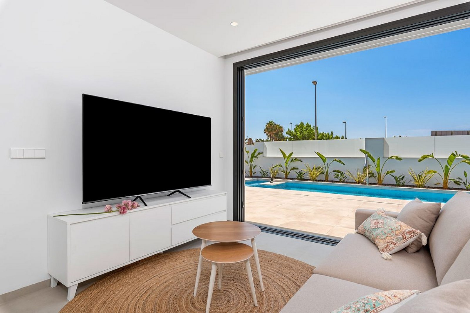 Moderne Villa mit Pool auf eigenem Grundstück