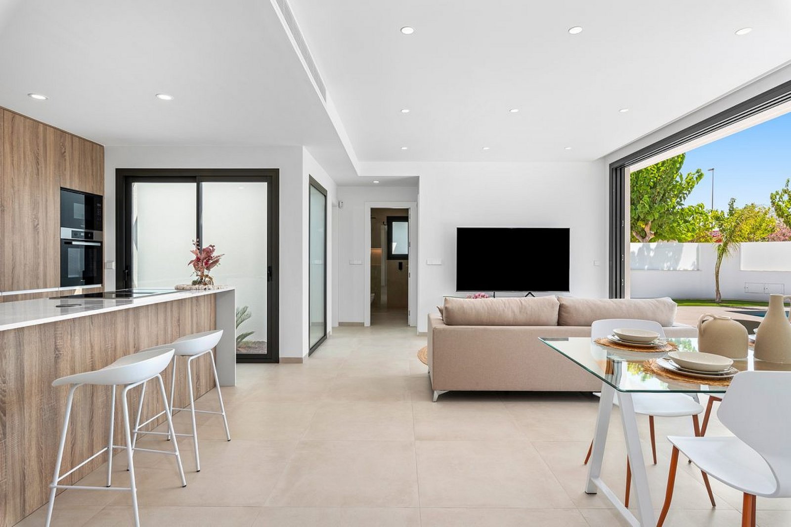 Moderne Villa mit Pool auf eigenem Grundstück