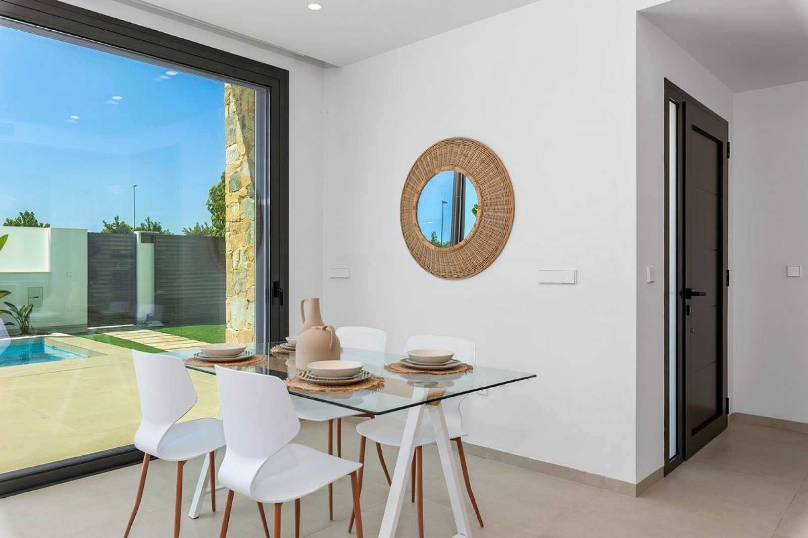 Moderne Villa mit Pool auf eigenem Grundstück