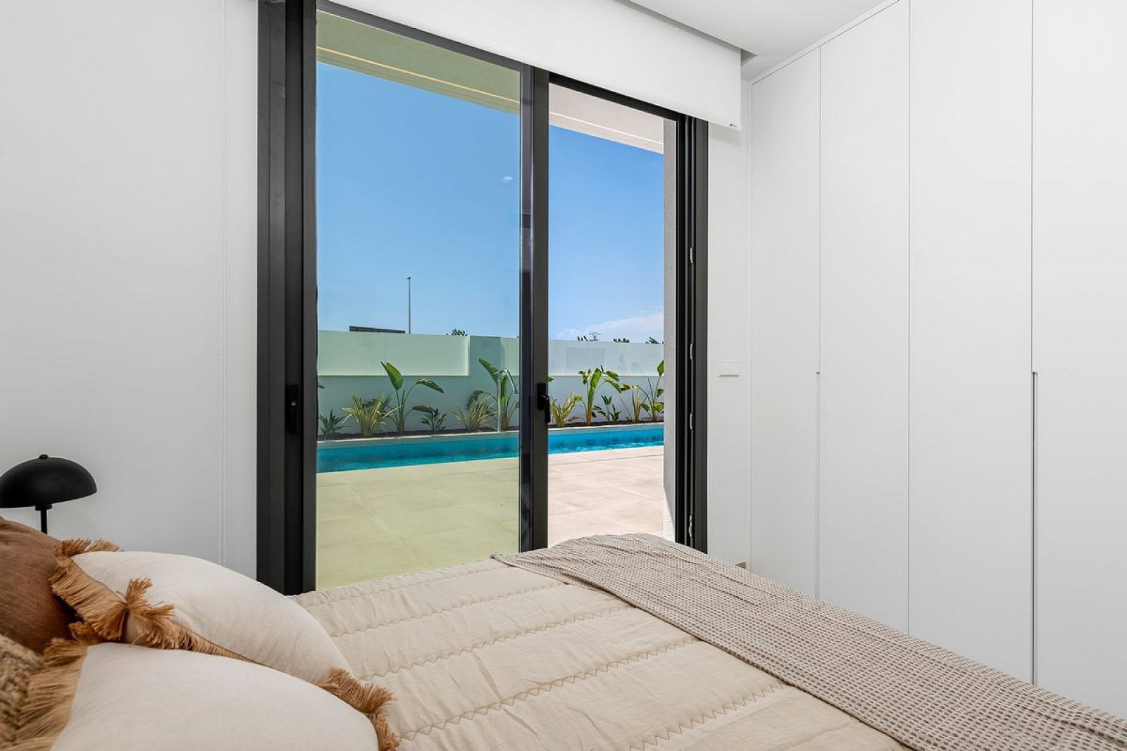 Moderne Villa mit Pool auf eigenem Grundstück