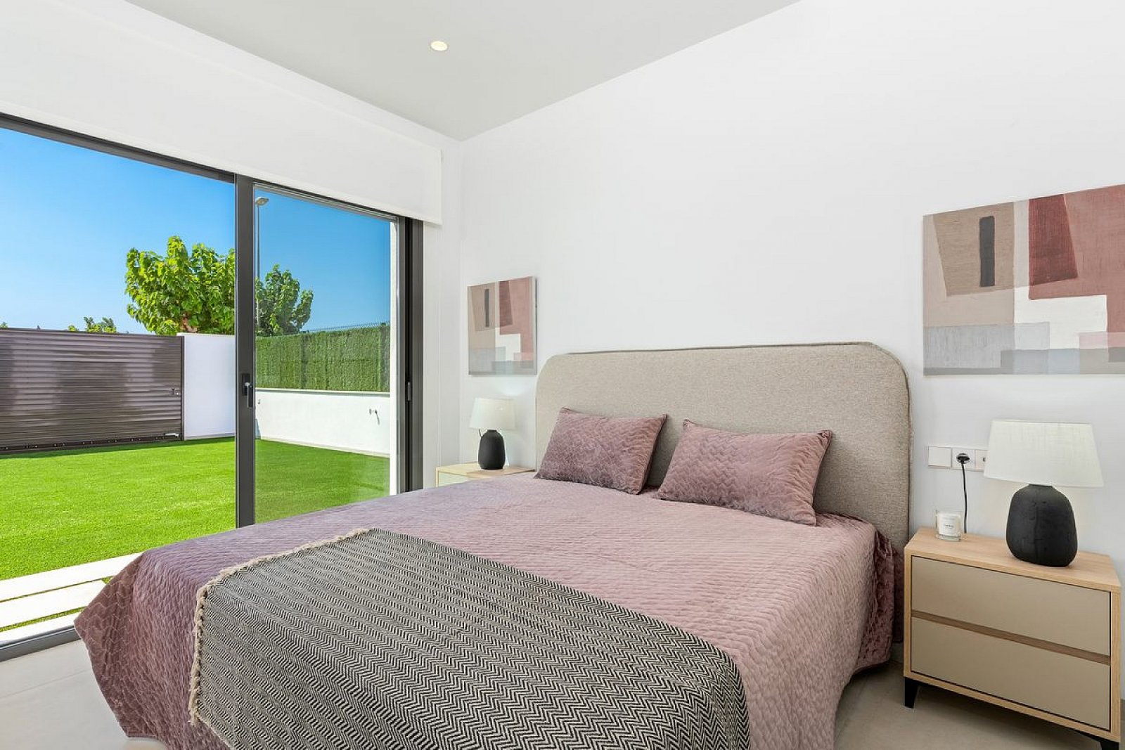 Moderne Villa mit Pool auf eigenem Grundstück