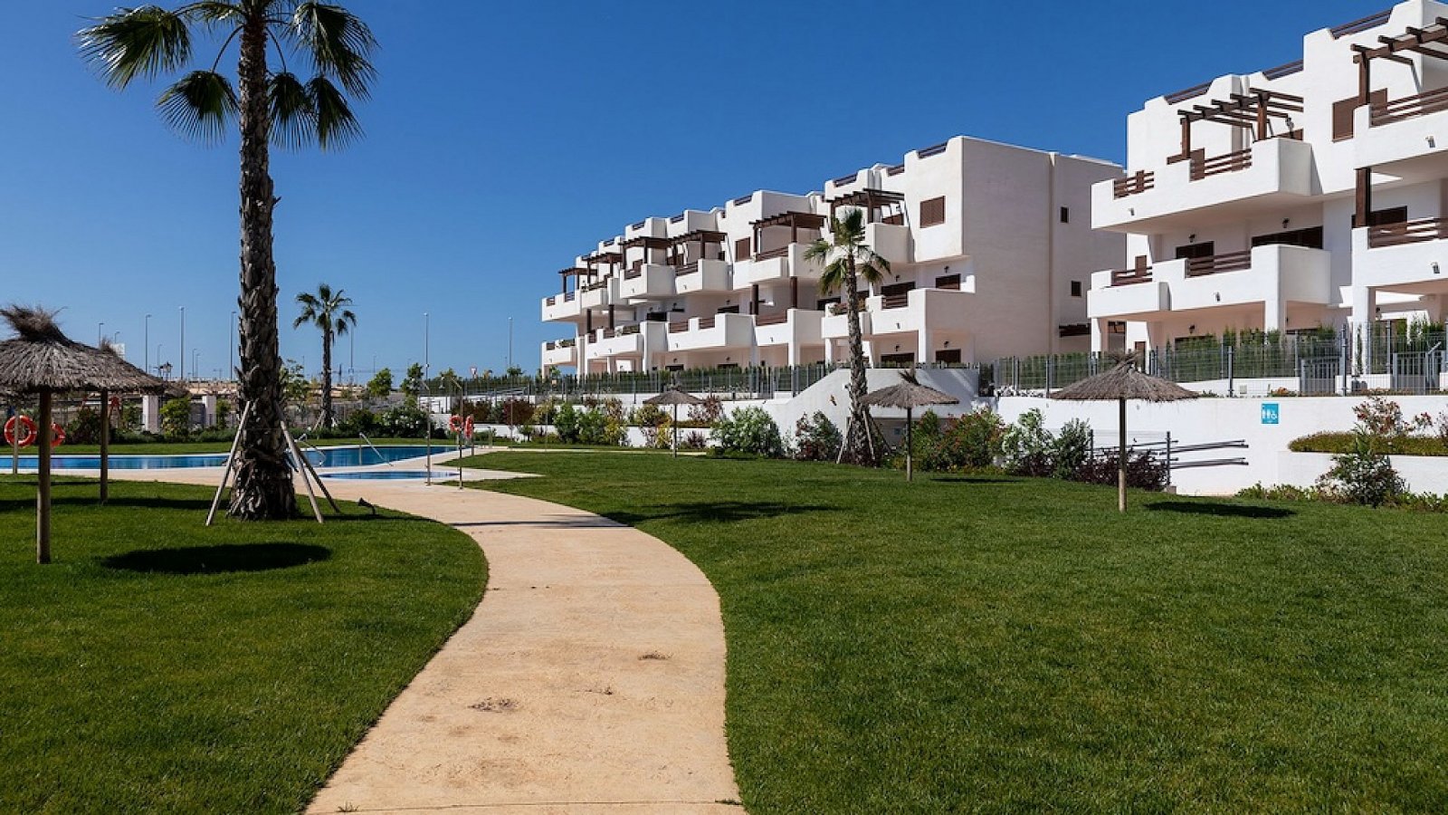 Strandnahes Apartment mit Terrasse und Pool