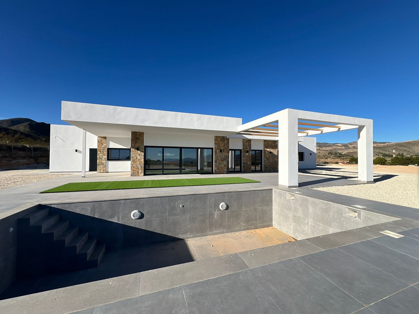 Hondon de las Nieves: Luxusvilla mit Pool, Garage und spektakulärem Panorama 
