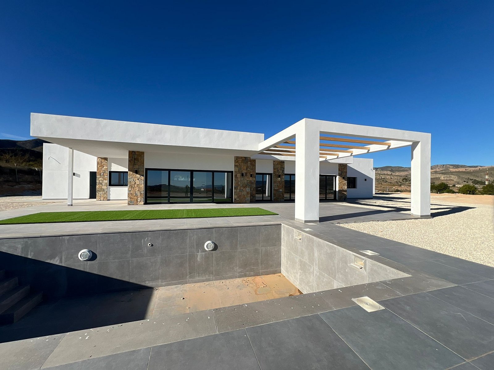 Luxusvilla mit Pool, Garage und spektakulärem Panorama