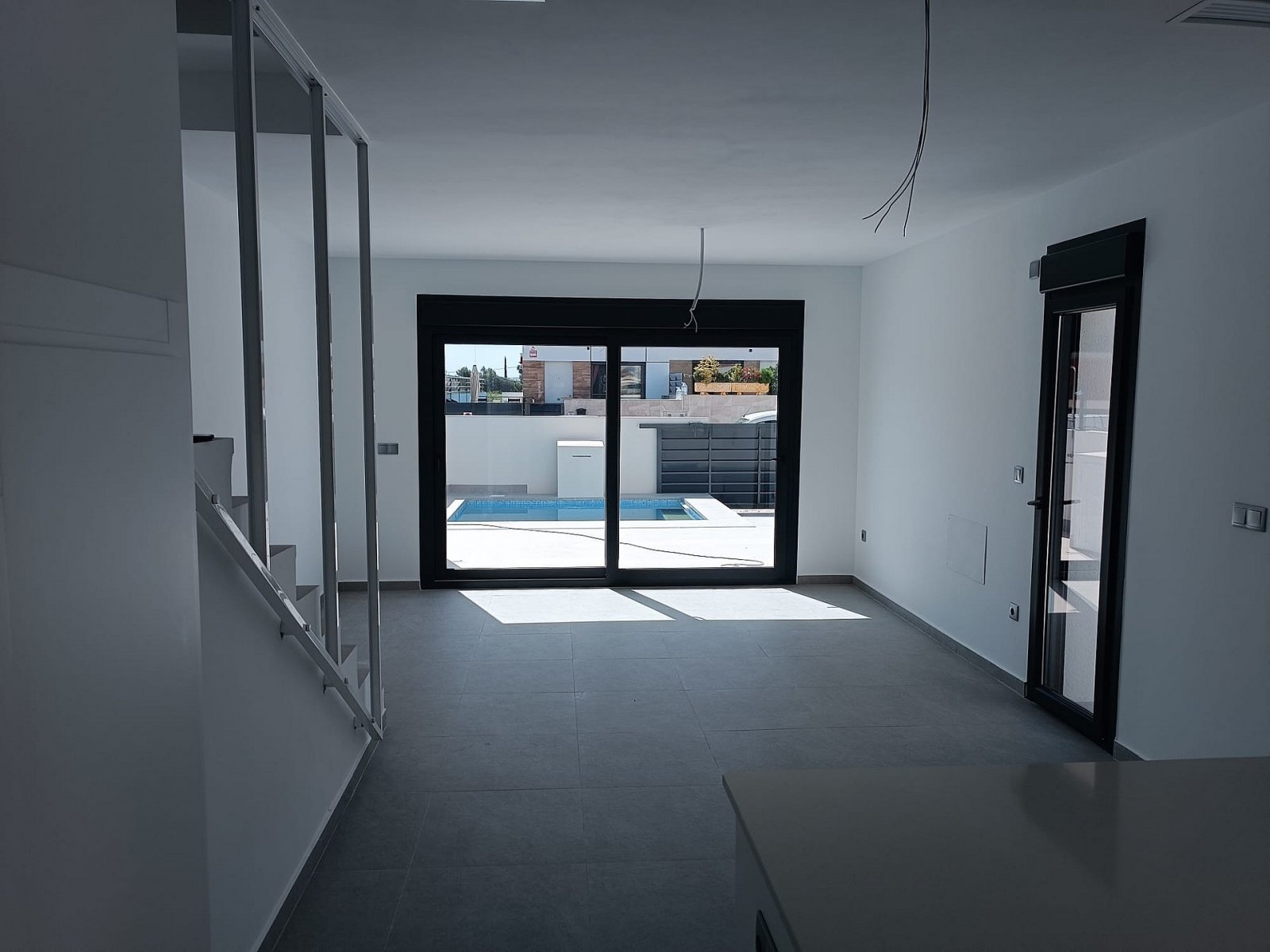 Moderne Reihenvilla mit Pool & Terrasse